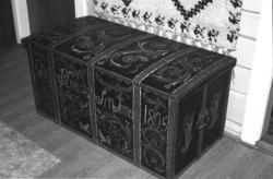 Kiste (rosemåla) frå Utigard, Eikesdal. På kista står "Erik 