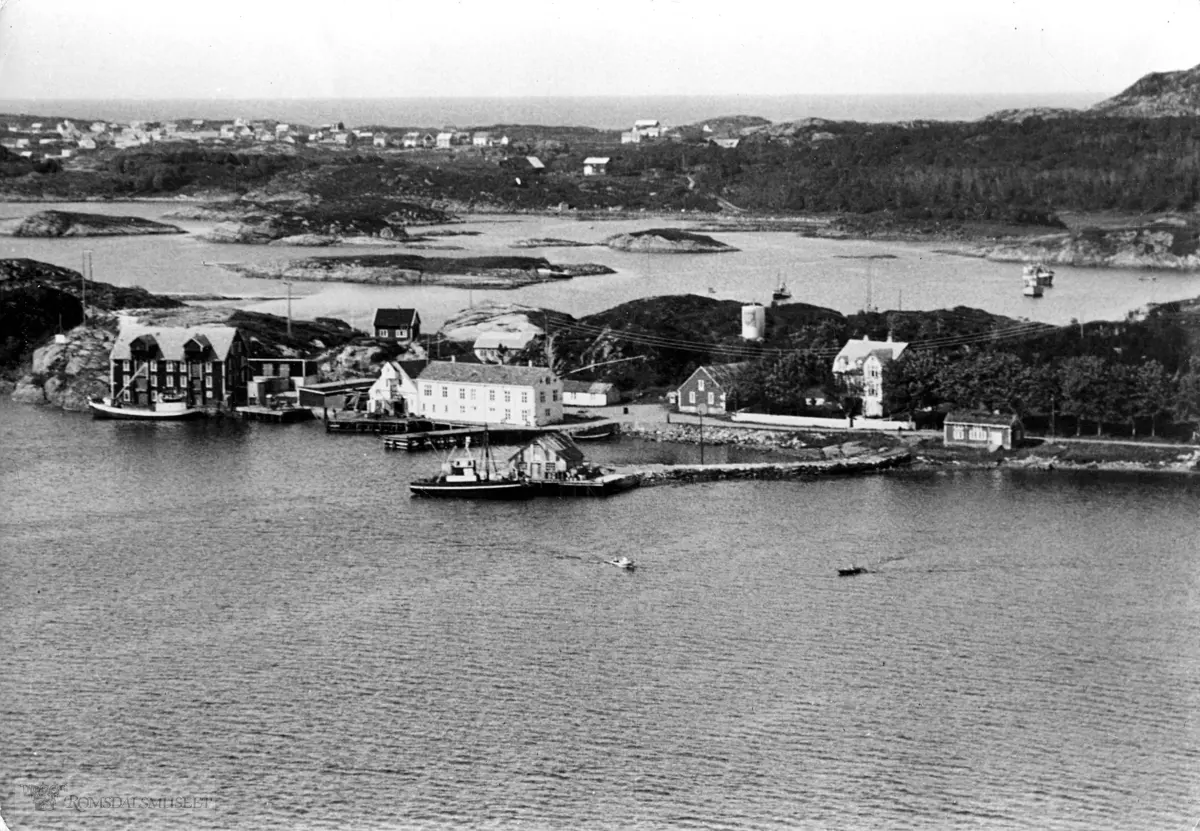 Harøysundet i 1950 åra..Rødsetbrygga til venstre.