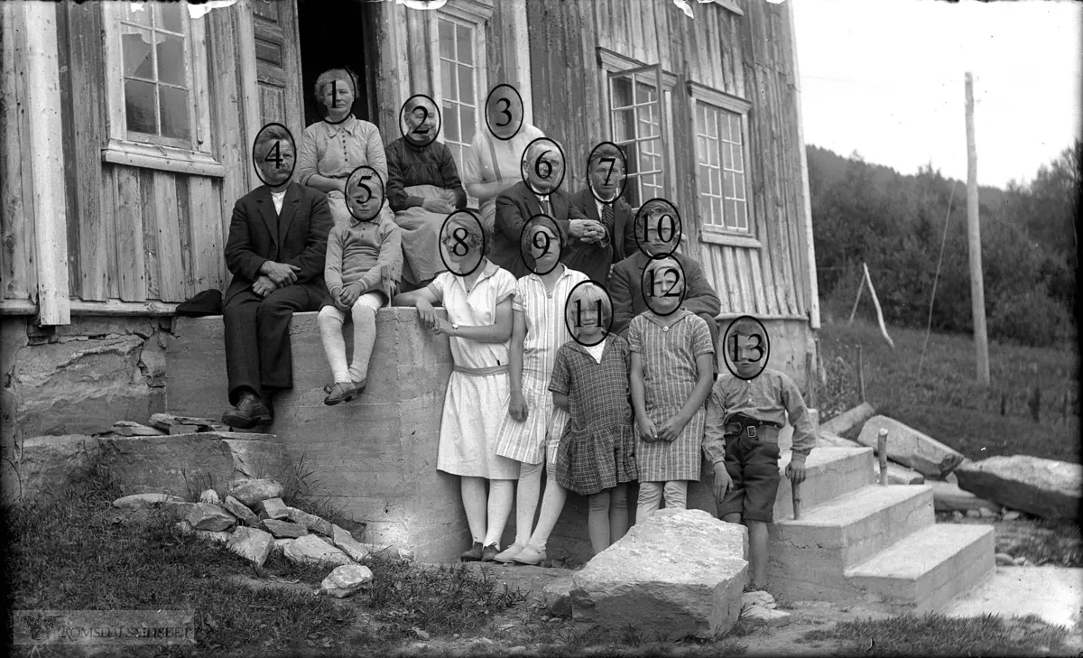 (Røsberg: Familie bilde foran gammelt hus med ny støpt trapp. Innernes-Wiik).Muligens gnr 66 bnr 6.