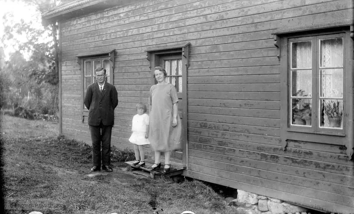 Huset lå ca der hvor den gamle barnehagen ligger på Kleive..Anleggsarbeider Iver Løkken (Lykkjen) han levde til kring 1970.