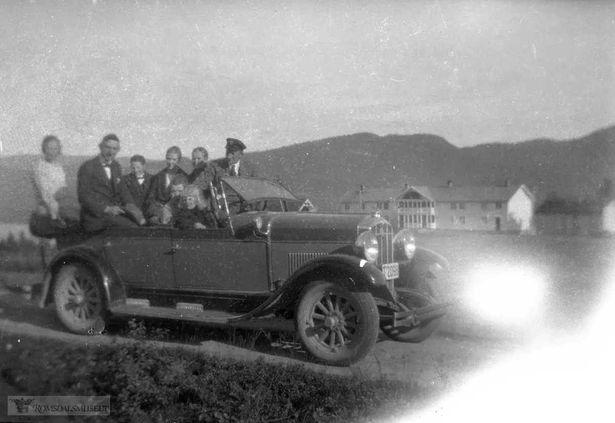 Bil med reg nr T-2098..(Registreringsnummeret T-2098 satt i 1929 på en Durant tilhørende Nils J. Nilsen, Eidsør. Ut fra bildet ser dette ut til å stemme)...(bilder fra konvolutt merket "filmer fra 1928")