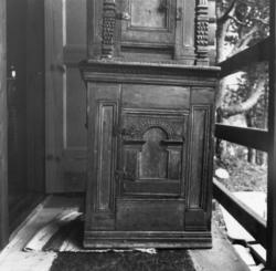 Skap fra Tjelle, eies av Lars Horsgård og oppbevares på hans