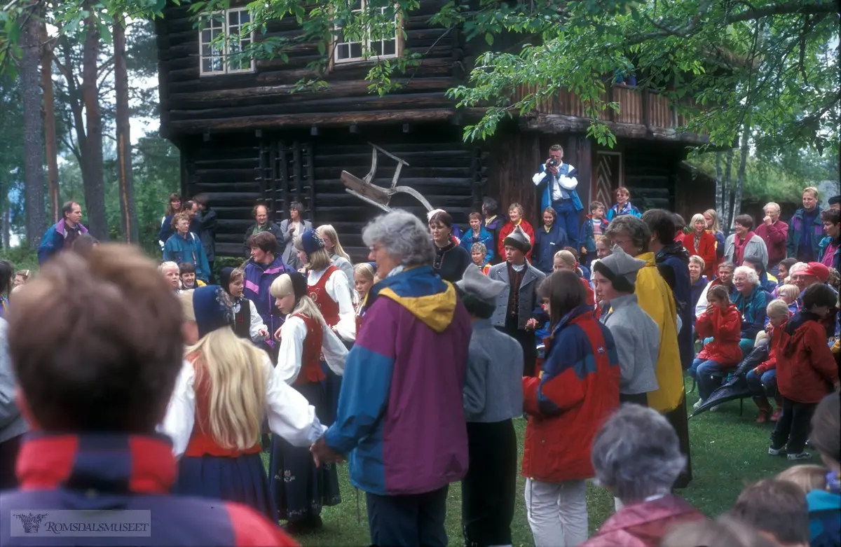 Olsok på Romsdalsmuseet i 1996. .Aktører fra Vistdal bondekvinnelag..Stabbur fra Ytter-Eide i bakgrunnen.