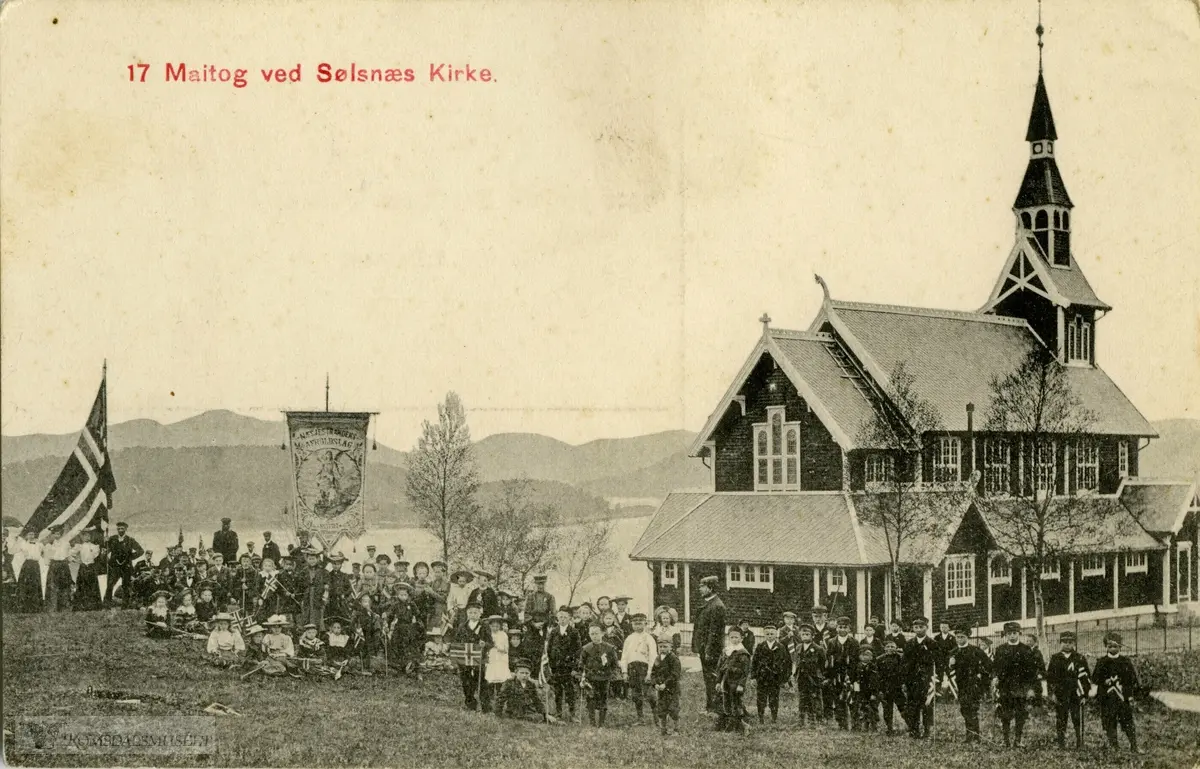 17.mai tog ved Sølsnes kirke.