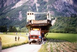 Fergen Mardøla fraktes til Eikesdalsvatnet.