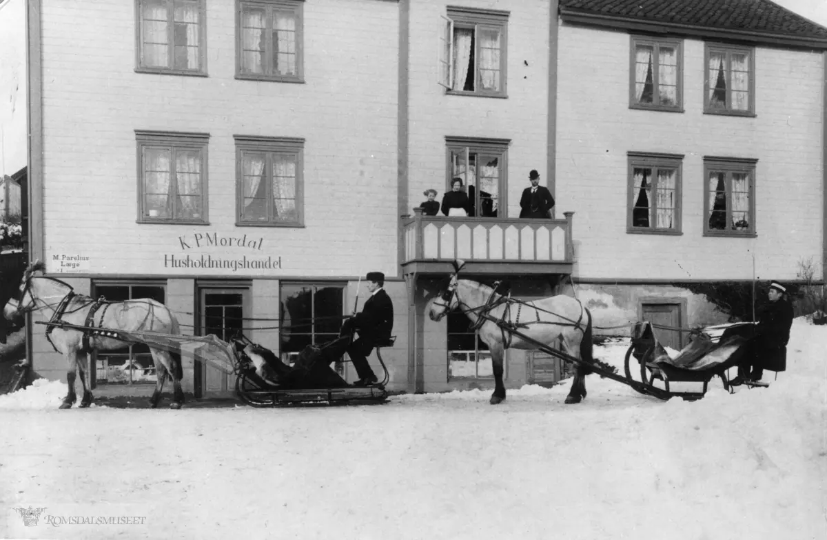 "Mordalgården" ca 1910..Kristoffergården hvor Losjen en tid hadde møtelokaler og leseværelse..K.P.Mordal.