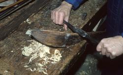 I verkstedet til skimaker Trygve Holen..(Se Romsdal Sogelag 