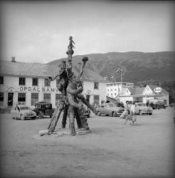 Opdal samvirkelag i bakgrunnen..Oppdalstrollet ble bygd av A