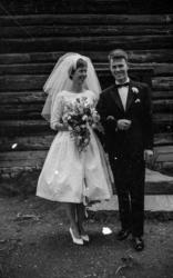 Jon og Eva gifter seg i kapellet på Romsdalsmuseet. ..(Negat
