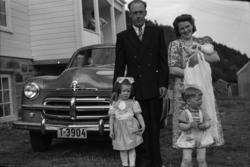 "Fra Eyvind Kristofers dåpsselskap sommeren 1953. Åsmund og 