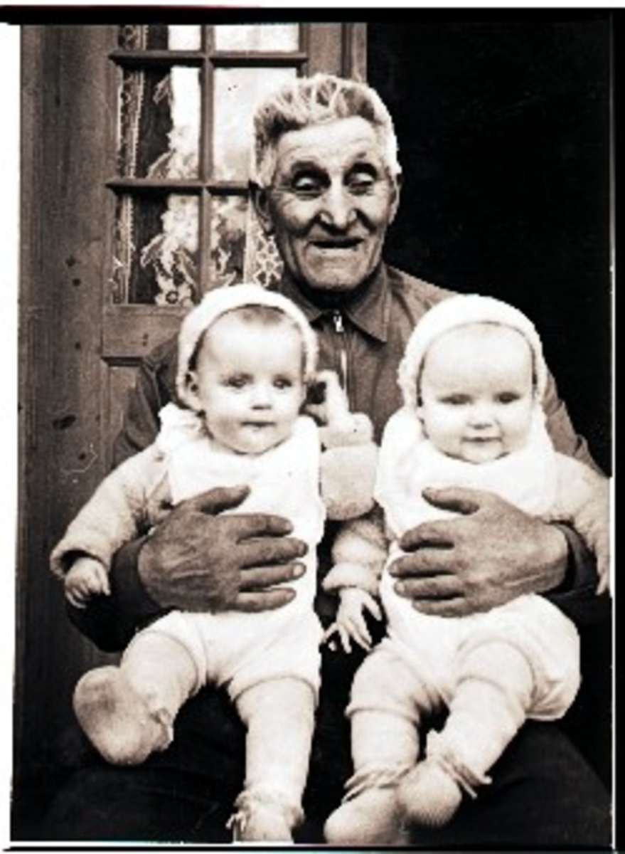 Portrett,skjorte, barnelue og sparkedress.
Olav Løstegard med barnebarna, tvilligane Ingeborg og Gunn Løstegård.