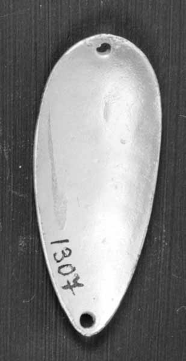 Skjesluk, brukt av Brynjulf Styve under fiske i Lågen. 
Sluken har nok opprinnelig vært gullfarvet, men er malt over med sølvfarve. 
Sluken har hull i begge ender. 
