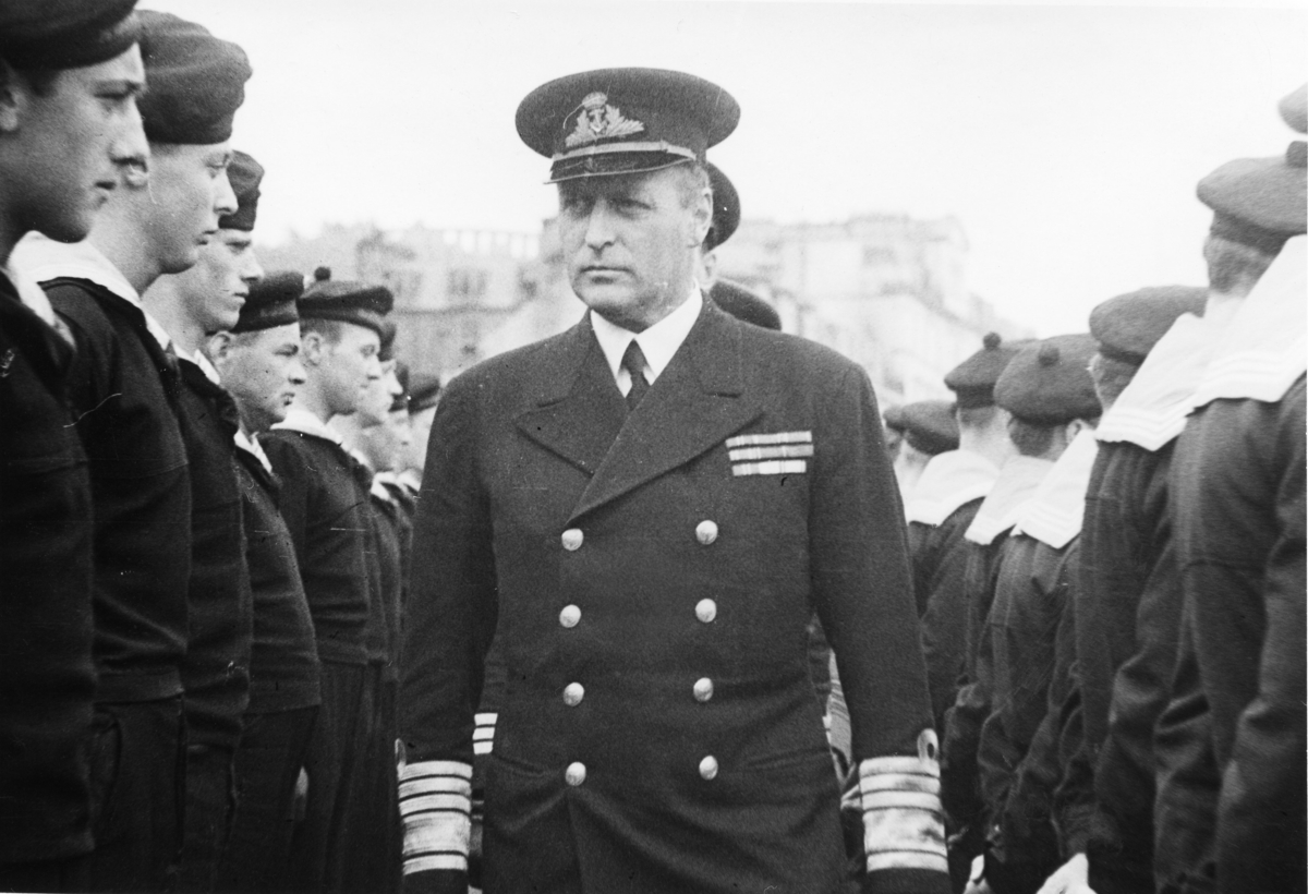 HKH Kronprins Olav inspiserer personell fra 330 skvadronen i Oban, Skottland, 7. juni 1943. 