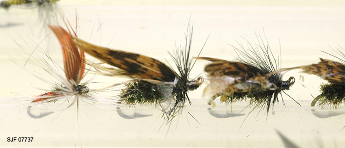 Tilstand: I forbindelse med omfototgrafering høsten 2002, oppdaget OT Ljøstad at enkelte av fluene i denne esken var totalt ødelagt av møllangrep.  Problemet må ses i sammenheng med at materialet har vært oppbevart i magasin C, der temperaturforholdene har passet møllen godt.  Fluene vil nå bli reingjort og flyttet til kjølerommet. 

Boksen inneholder ialt 76 fluer alle ant. tørrfluer. 2 stk har ekstra lange bein ant. navn: Daddy long legg. Tørrfluene virker på den måten at de flyter oppå vannet. Giveren har skrevet ei bok som heter "Isfiske" sammen med Knut Rom, boka ble utgitt i 1972. Giverens far var en ivrig sportsfisker og er gitt tittelen "Den fullendte sportsfisker". 