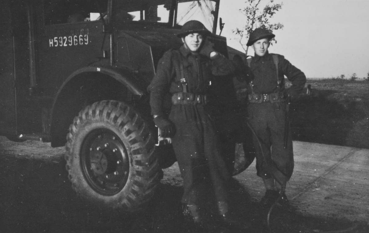 Brigadesoldatene Nørbeck og Henden foran militær lastebil.