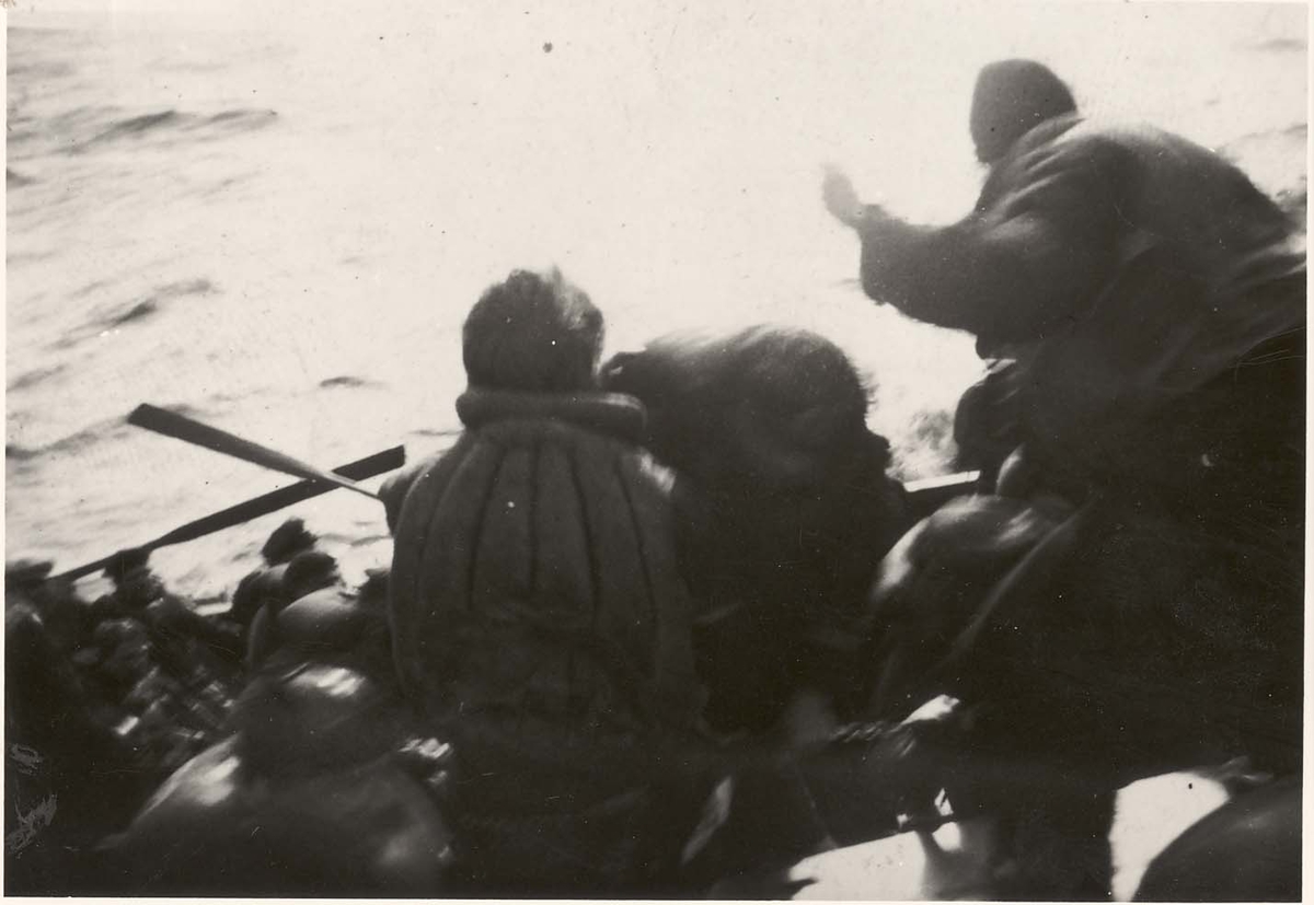 Motiv: Det tyske mannskapet blr tatt ombord i jageren DRAUG