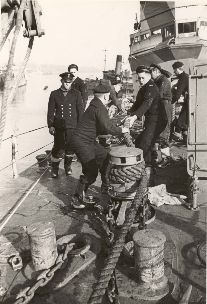Jageren "Newport".  Fartøyet fortøyes etter endt tur i patruljetjeneste våren 1942.