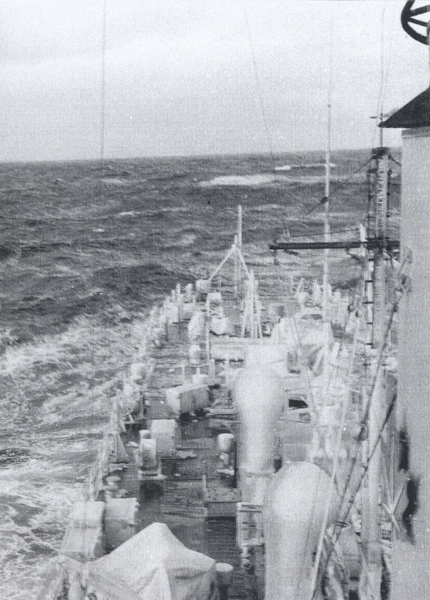 KNM "Draug" i Nord-Atlanteren på vinteren 1956.