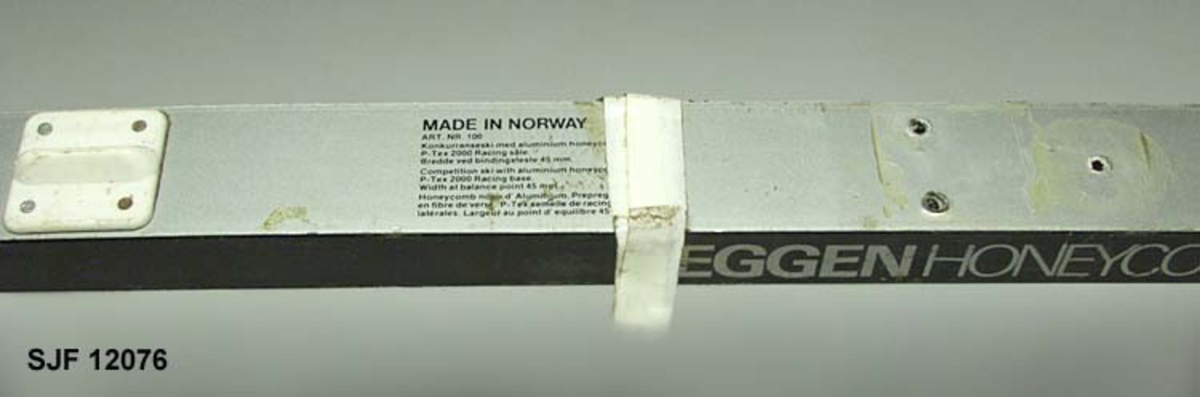 "Honeycomb-mønster", e-symbol, VM-merke med referanse til Oslo 1966, diverse tekst