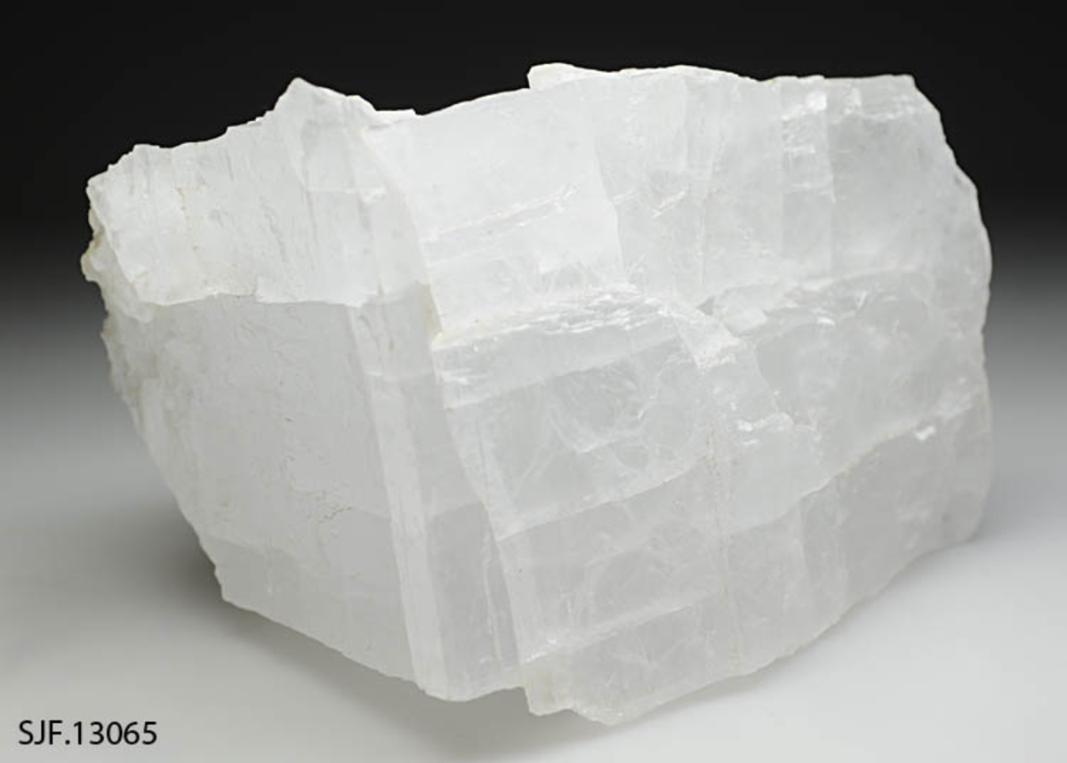 Et stykke steinsalt utvunnet fra verdens største saltgruve, Goderich mine. Steinen består av rent steinsalt, og med tre forskjellige spalteretninger vinkelrett på hverandre. 