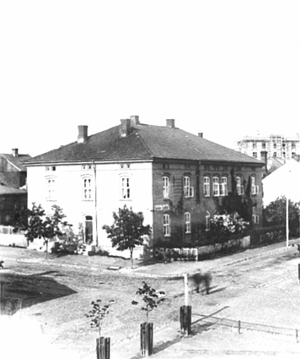 Hamar, Munchgården, eksteriør bygård, Torggata 83 på Stortorget, bygården ble bygd i 1856 for kaptein Peter Christain Munch og fru Agnes Ludovika Grüning, Oplandske Creditbank kjøpte gården i 1893