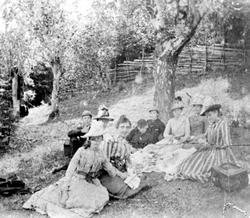 GRUPPE, KLOKKER, LÆRER LARS ANDERSEN M/FAMILIE.