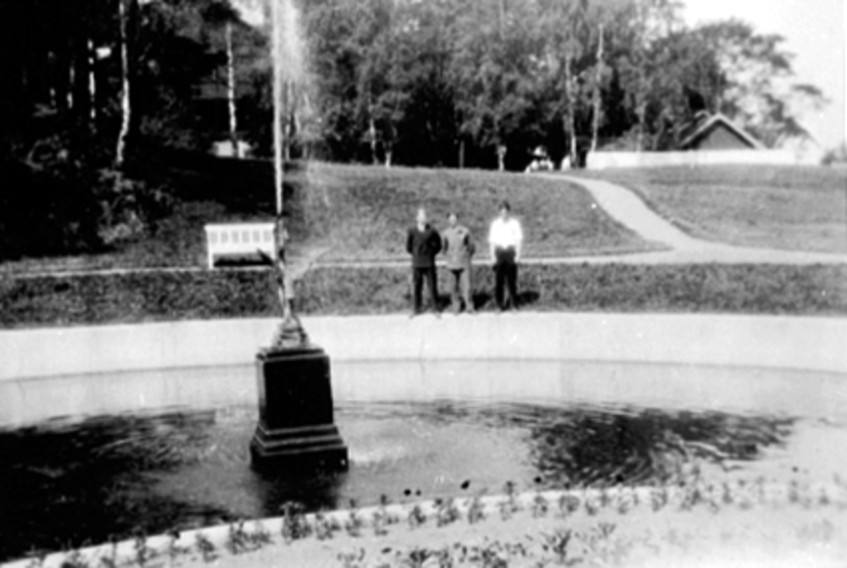 Hamar Park, andedam, fontene. Gruppe 3 menn, f.v. Ole J. Lie, Mikael Tangen, Kolbjørn Frankplads.
