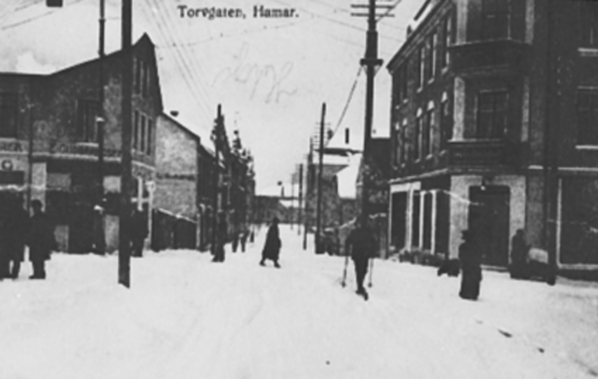 Postkort, Hamar, parti av Torggata mot Jernbaneplassen, vinter, 

