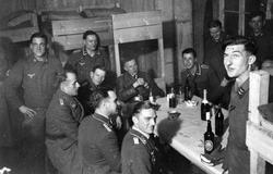 TYSKE SOLDATER FEIERER JUL, INTERIØR BRAKKE, SOLDATER, MILIT