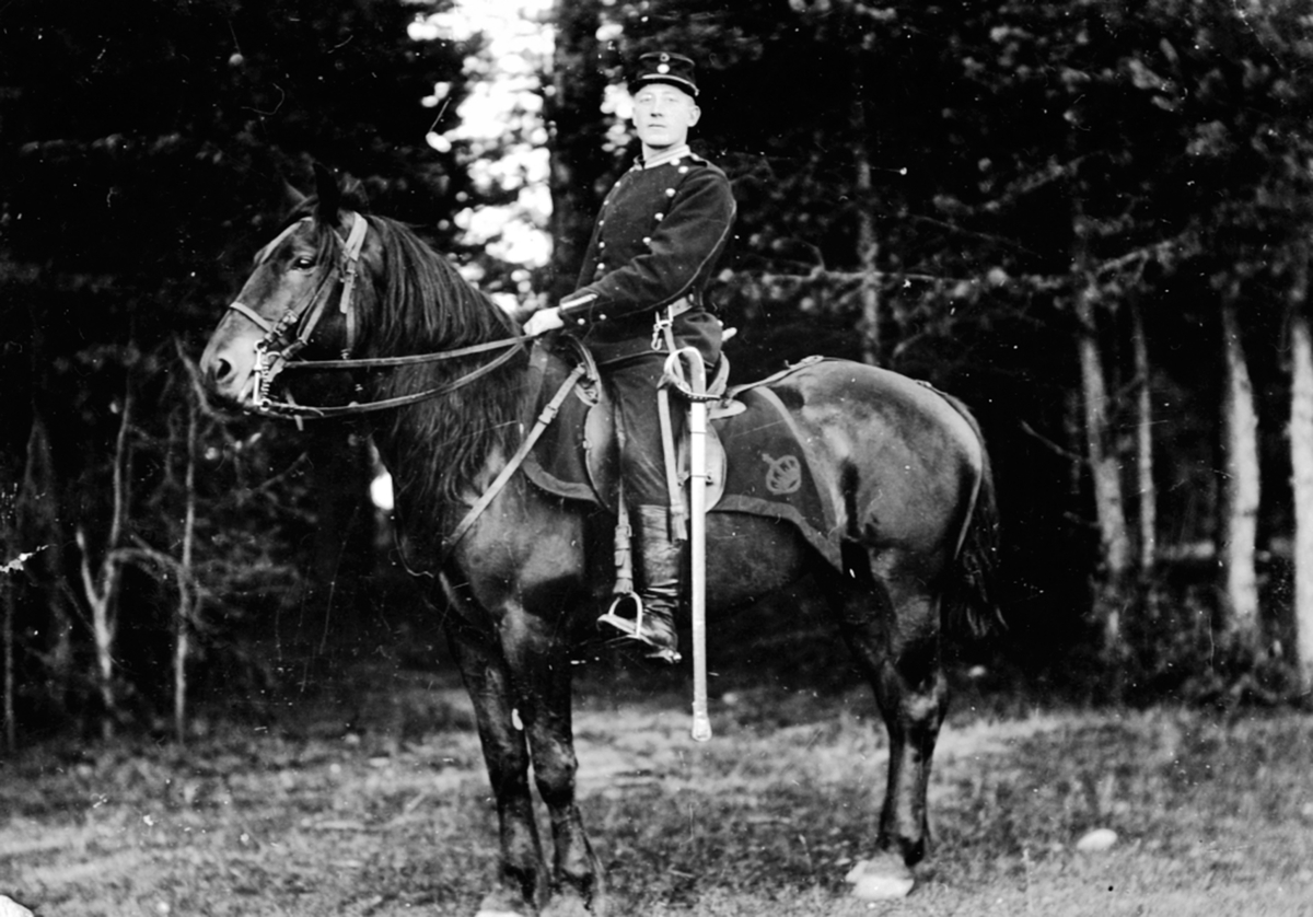 Ole Johannesen Bakken (Sortåsengen) fra Lismarka i militæruniform til hest. Kavaleriet på Gardermoen.