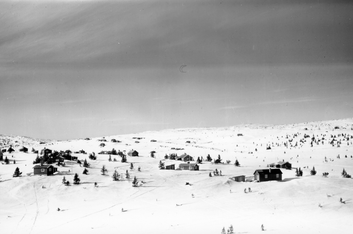 Flyfoto av bebyggelse i vinterlandskap på Sjusjøen, Ringsaker Almenning.