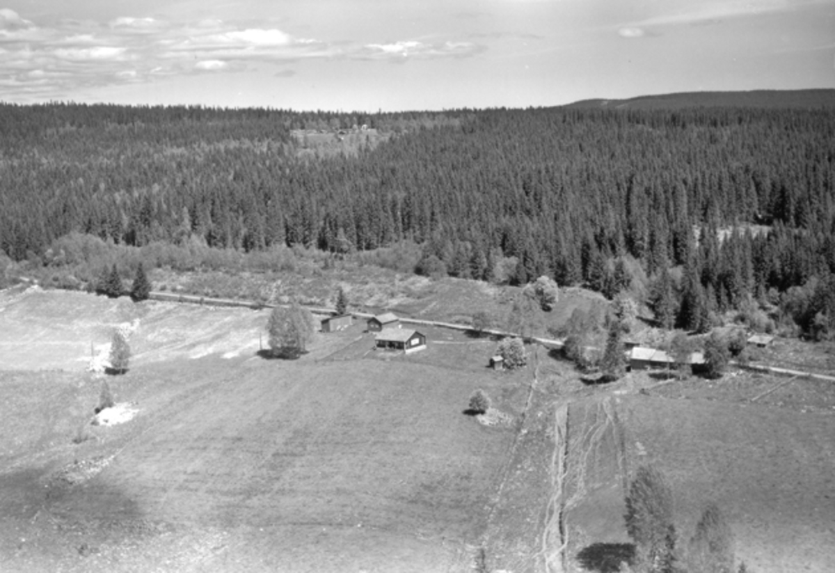 Flyfoto av Bratten lille, Østre Brumund. Unna Børke gård i Brumunddal. 
Seterdriften ble en periode drevet av Lovise og Gunvald Johansen på sommeren.