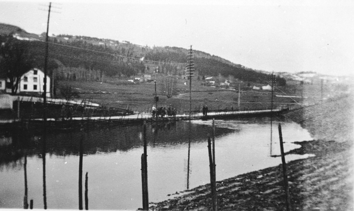 Flommen i 1939, Furnesvegen. Storflommen i 1939 ved sjåsjeen, riksveg 50. Buttkvernbekken gikk over sine bredder. Den er senere blitt lagt i rør.