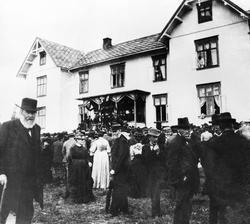 Folkeavstemning 13. august 1905. Mye folk foran gamle Tingva