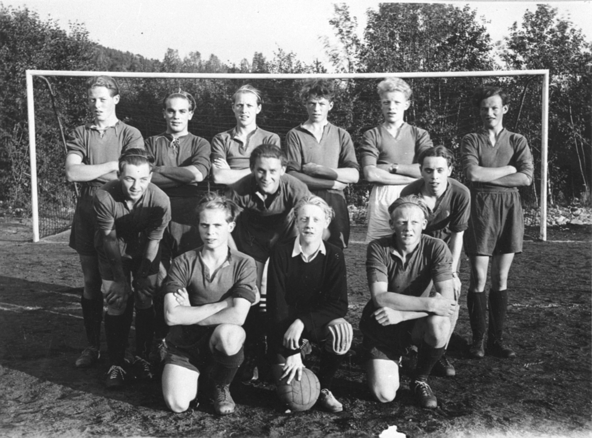 Brumunddal Idrettslag, juniorlaget i fotball 1948, foran v: A. Larsen, A. Holmen, H. Tvedt, 2 r: H. Tvedt, M. Iversen, G. Liberg, 3 r: S. Sundal, A. Larsen, R. Møystad, P. Rudstadbakken, S. Nordengen, A. Rustadbakken.