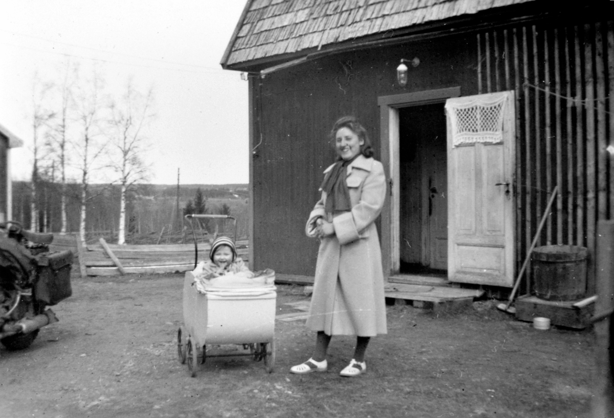 Grethe Nilsen født Pedersen, med datter Randi (gift Kleven) i barnevogn. Torshaug, Veldre, Ringsaker.
