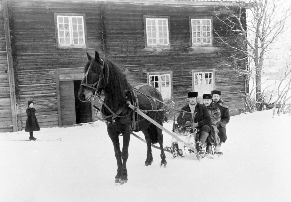 Hest med slede foran Nes Klokkergård. Ved tømmene er Bernt Larsen Slåttlandet (1862-1934). Bak er Harald og Gudbrand Heggenhaugen. Tingnes.