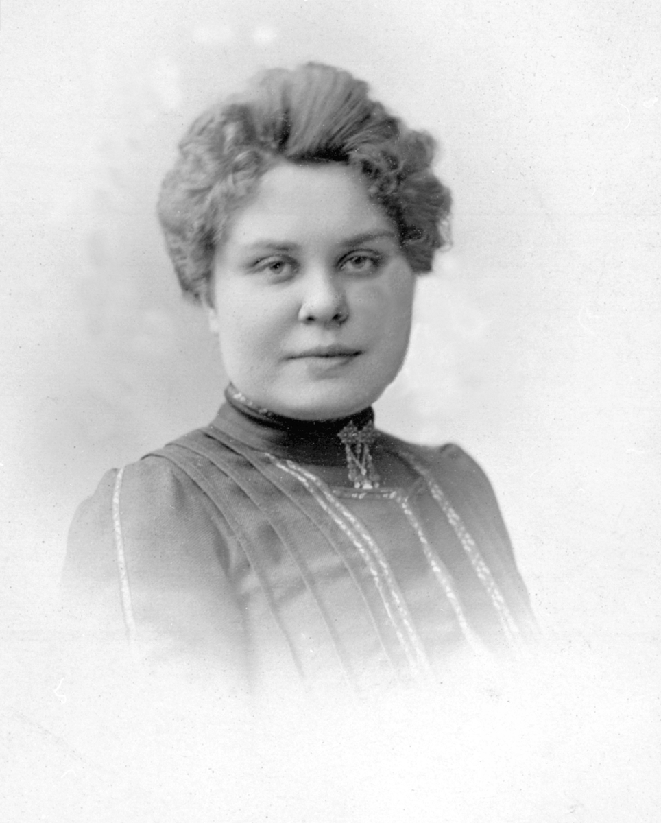 Portrett av Julie Eline Gjestvang (1880-1964) fra Aske Nordre, Nes, Hedmark. Sangerinne, sangpedagog.