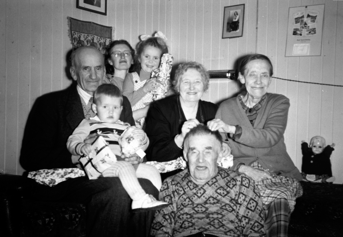 Jul i Prøysenstua, Ringsaker. Fra venstre Johannes Øygarden, Kjersti Øygarden, Rolf Hagen, Julie Prøysen, Olaf Prøysen. Barn fra venstre er Jan Olaf hagen, Mary Kristine Hagen. Kari Hagen bak.