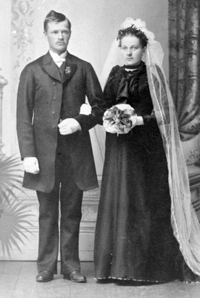 Brudebilde av Nils Røhnebæk (1865-1949) og Klara Olsdatter Svartshoel (1863-1905). Nes, Hedmark. Paret giftet seg 18. april 1893.