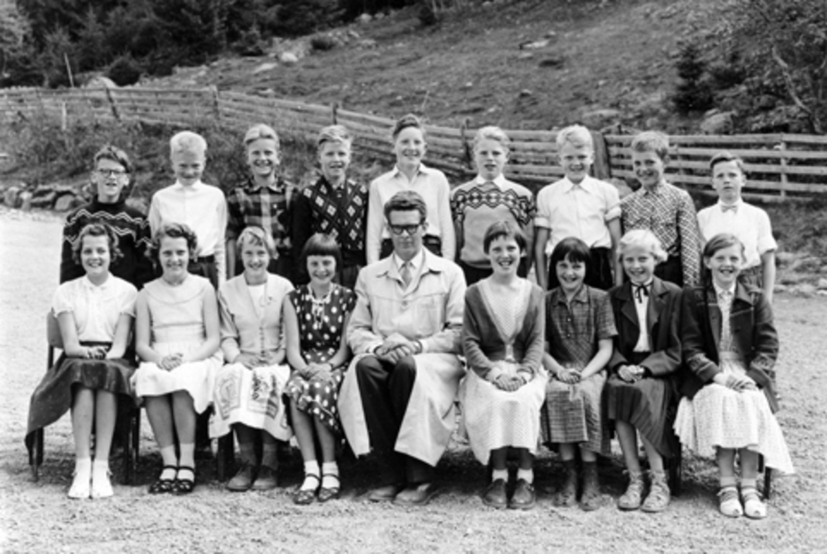 Femte klasse ved Mauset skole, Brumunddal i 1958. Navn ukjente.