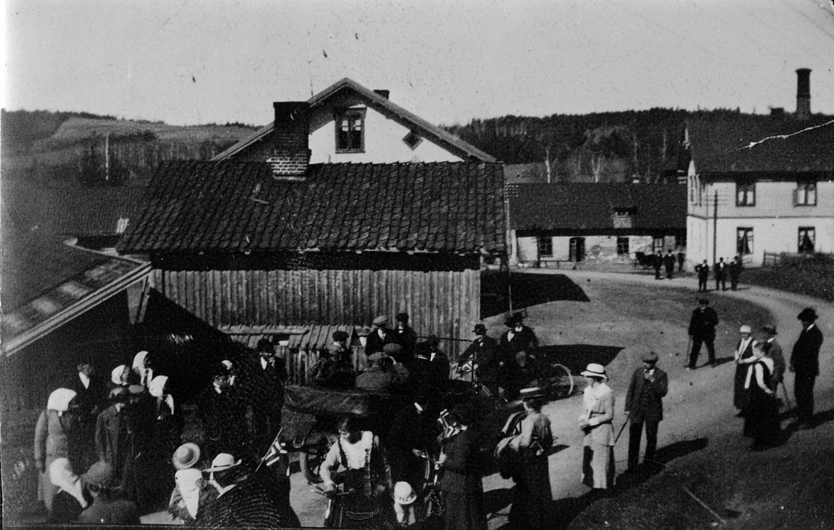Gaupen meieri til høyre, uthus for landhandel foran, mye folk. 17. mai , 1918-20. Ringsaker.