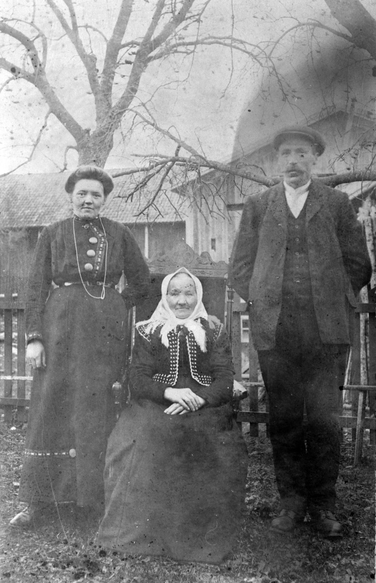 Oline, Karen og Ole Torsæter, 1915. Torsæter gard, Veldre, Ringsaker.