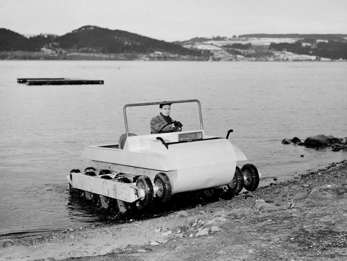 Steinar Larsen demonstrerer amfibiekjøretøy på Nerkvernstranda i Brumunddal i begynnelsen av 1960-åra.