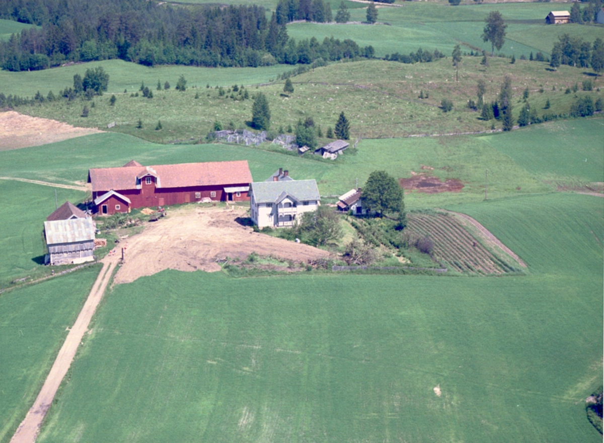 Flyfoto, Løten. Karterud gård. (Gnr 0415-97/1). Trettebergstugutua 80