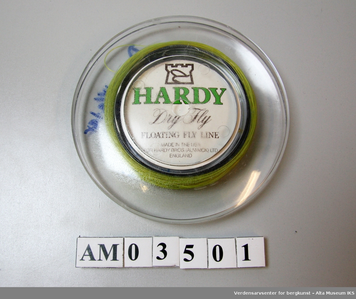 Snøret har blykjerne. Spole av plast. 

Etikett: Hardy Dry Fly Floating Fly Line. Made in the USA for Hardy Bros /Alnwick) Ltd England
