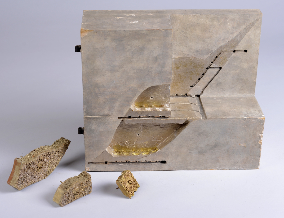 Rektangulær modell av forskjellige materialer som illustrerer magasinbrytning ved gruvene i Løkken. Modellen har også flere løse deler som illustrerer de store stykkene kis som ble tatt ut.