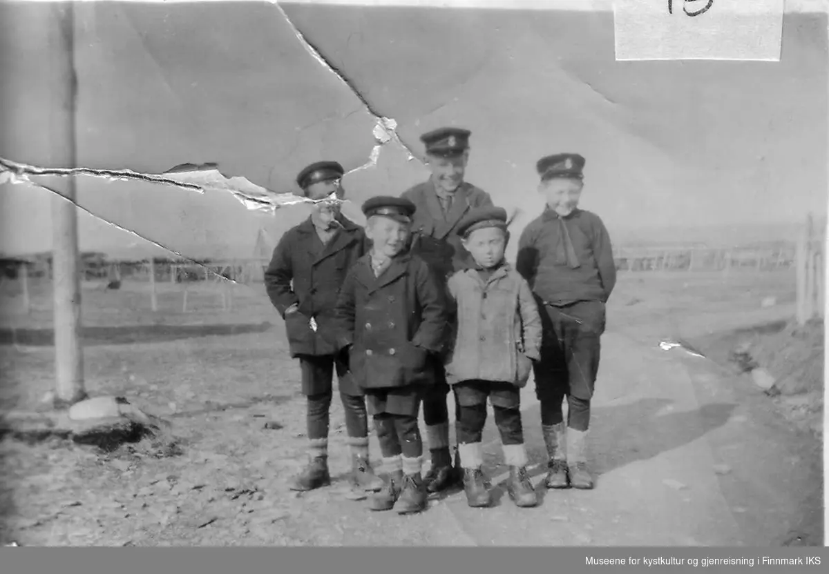 Bak fra venstre: Leif og Martin Hammer i dobbelspente jakker, de tre andre ukjente. Ant. 17.mai 1930