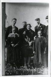 Bildet viser Biskop Nordenval sammen med foreldre og faddere