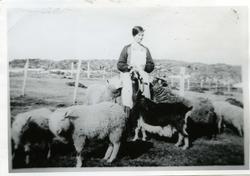Henriette Brox mater småfeet. Gamvik 1930/35